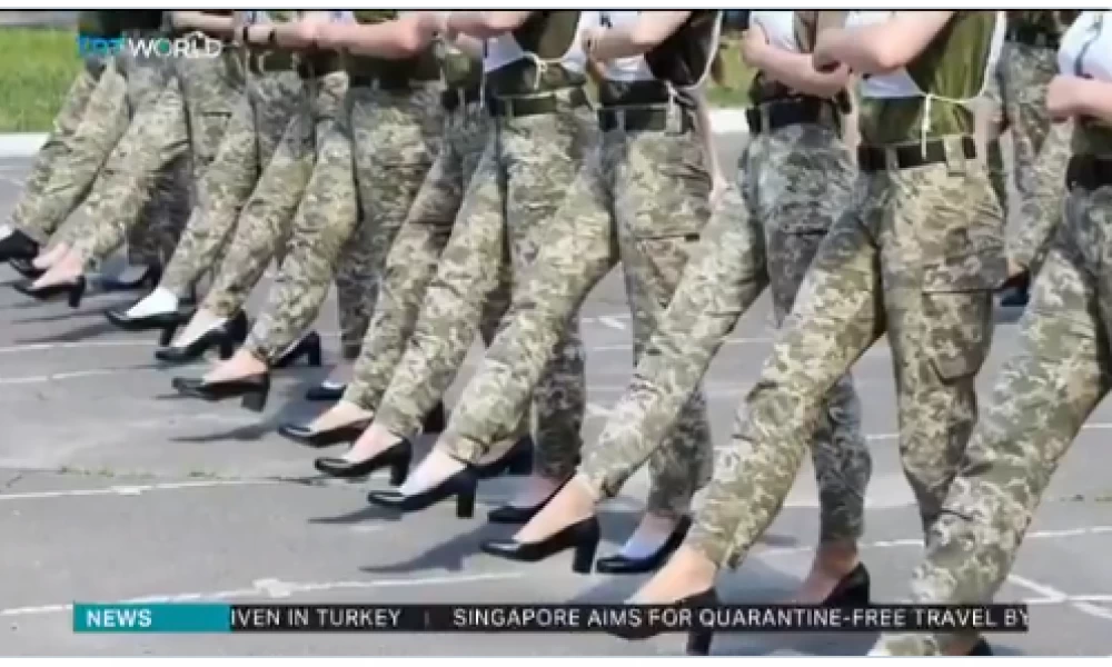 Ουκρανία: Γυναίκες παρελαύνουν με γόβες – Αντιδράσεις για σεξισμό